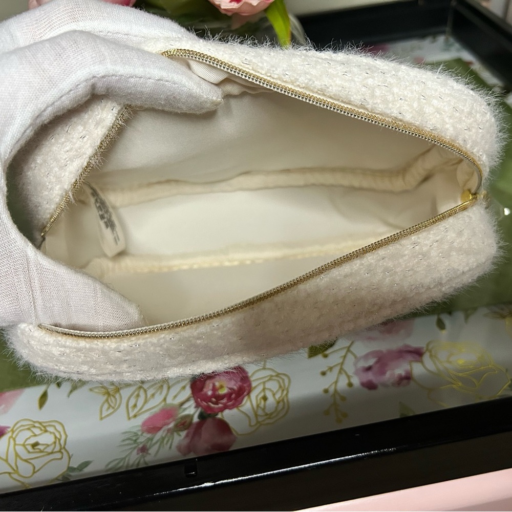 Chanel Beauté Ivory Textured Pouch - Picture 6 of 7